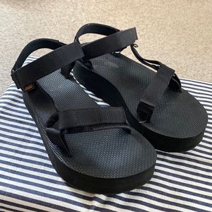 •Teva platform athletic velcro closure sandal